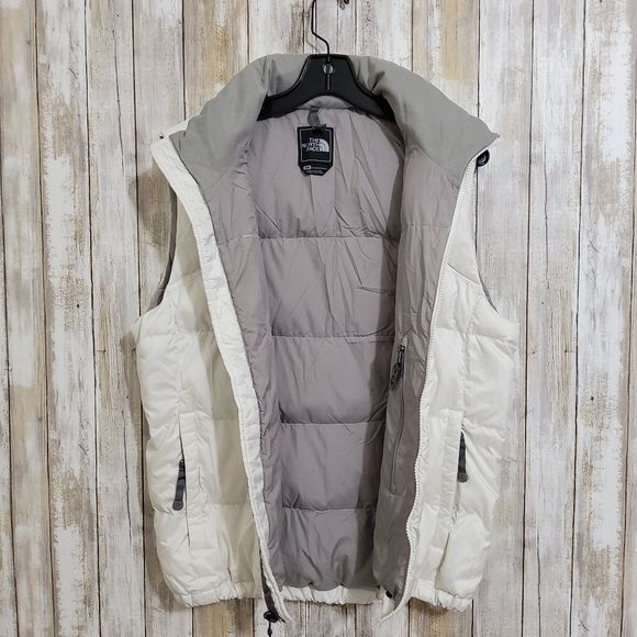 SOLD The North Face Women’s White/Grey 700 Fill Goose Down Puffer Vest - Picture 3 of 12